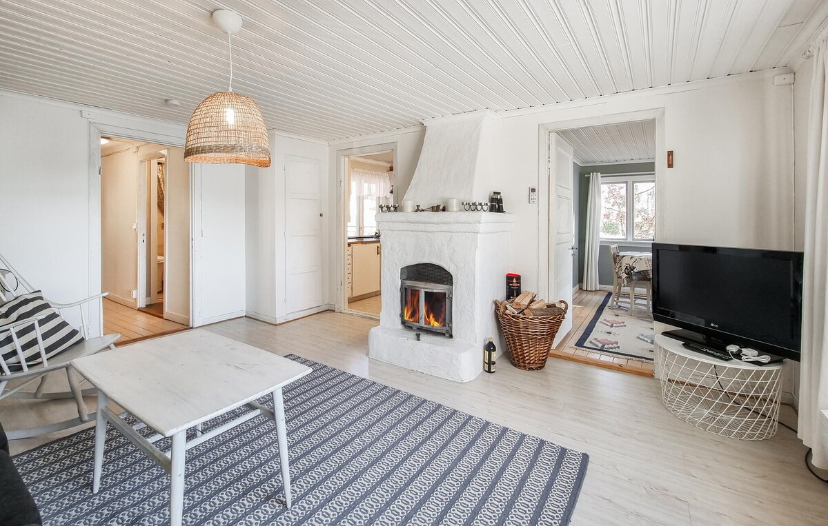 Lovely home in Alingsås with lake view