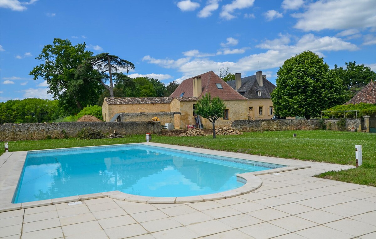 Amazing home in Saint-Agne with WiFi