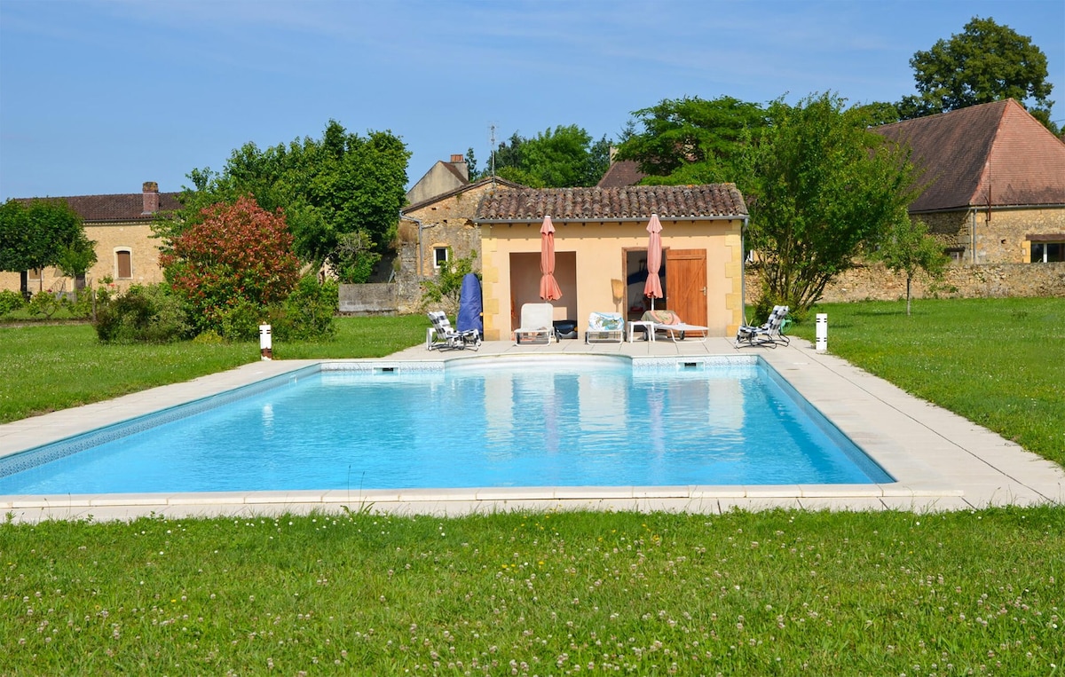 Amazing home in Saint-Agne with WiFi