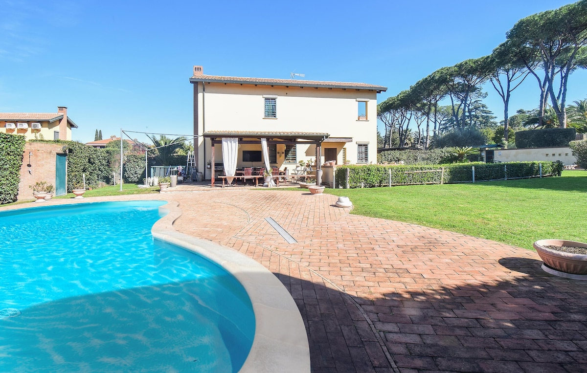 6 bedroom awesome home in Roma
