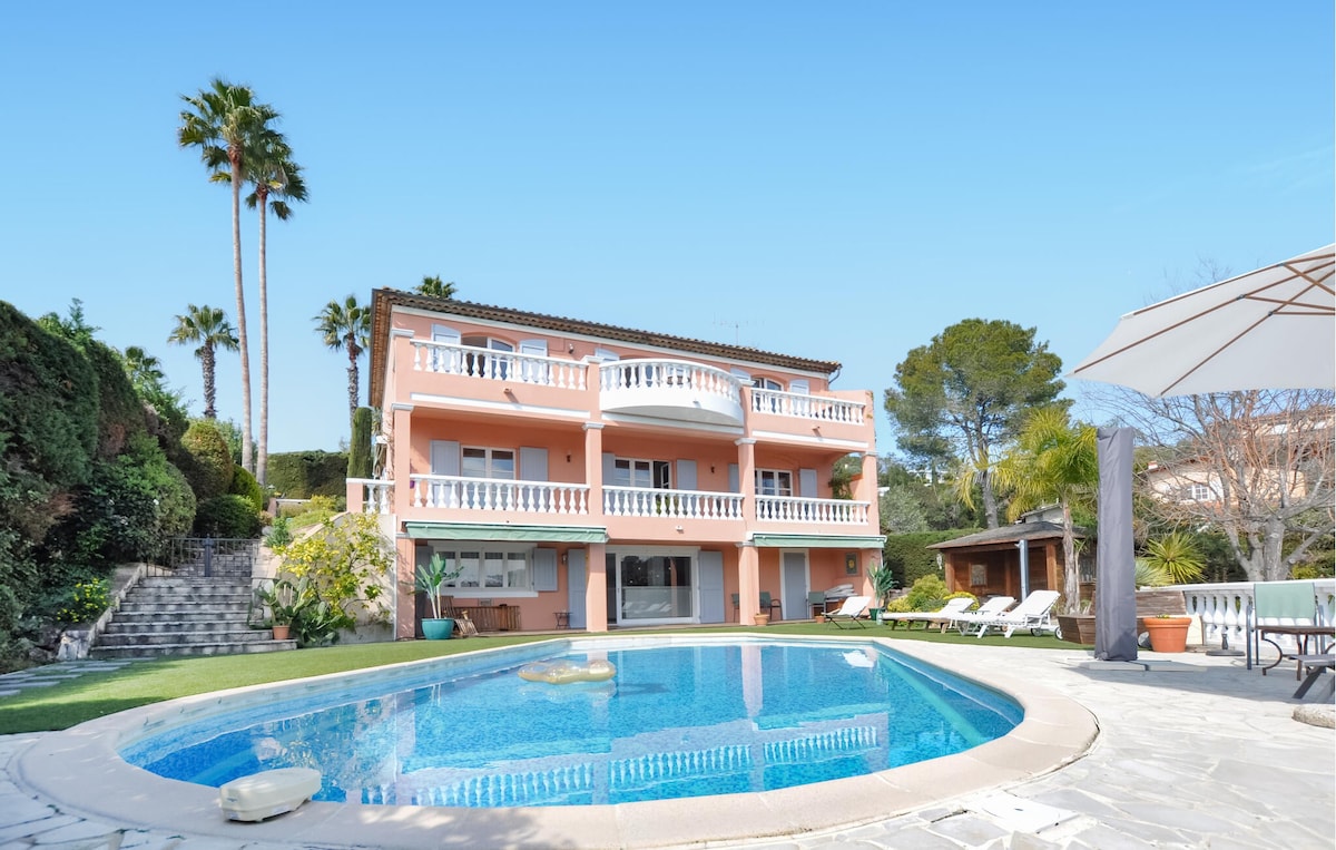 Beautiful home in Mougins with kitchen