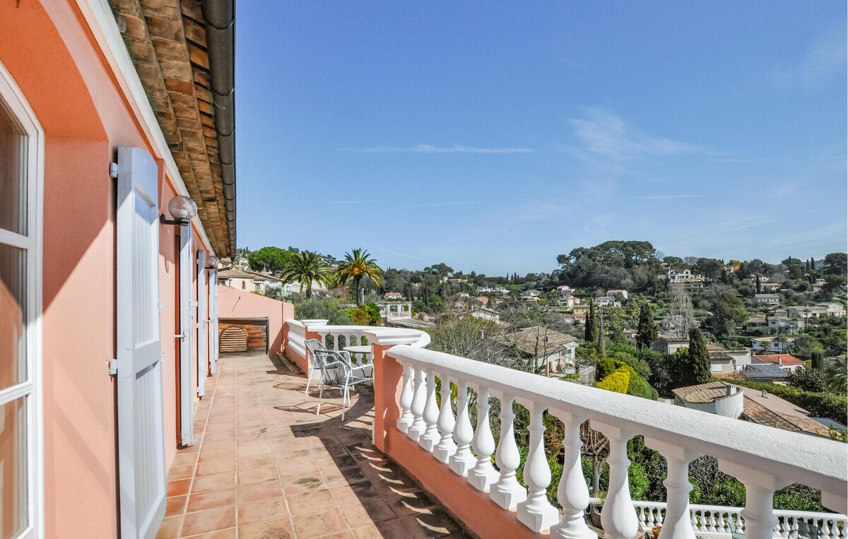 Beautiful home in Mougins with kitchen