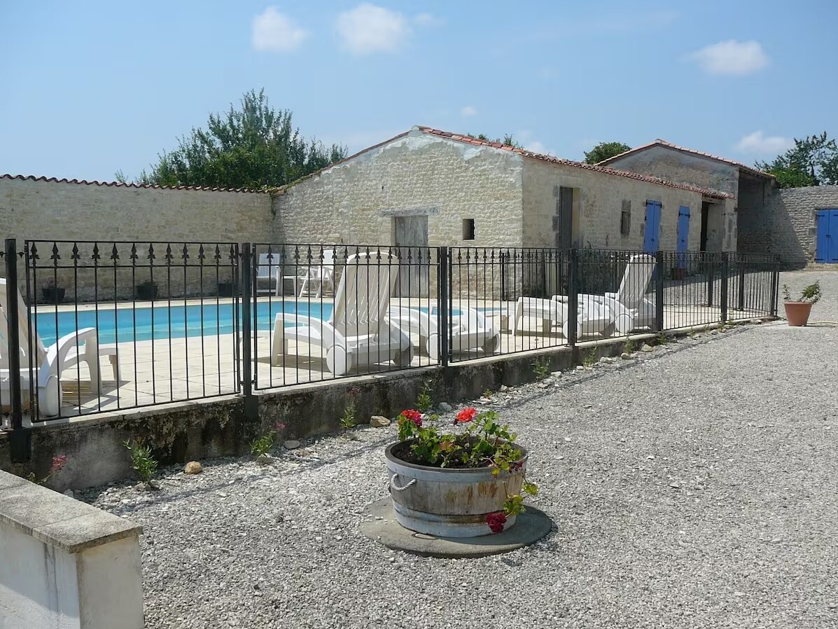 La Ferme - Converted Cowbarn within Charantaise Farmhouse