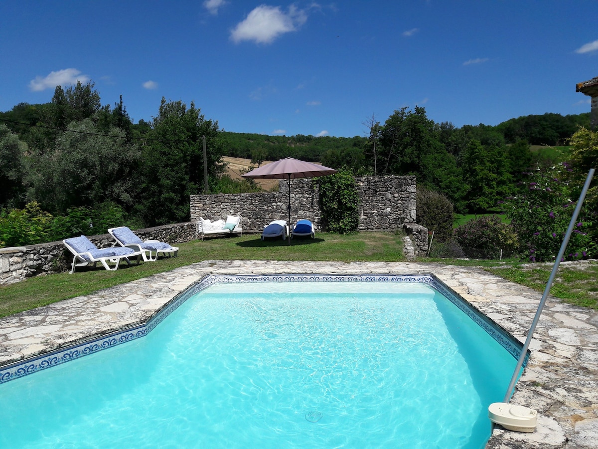 Dans hameau avec piscine privée