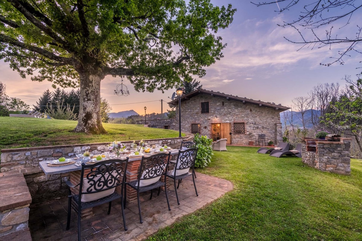 Charming Farmhouse with Private Pool and View in L