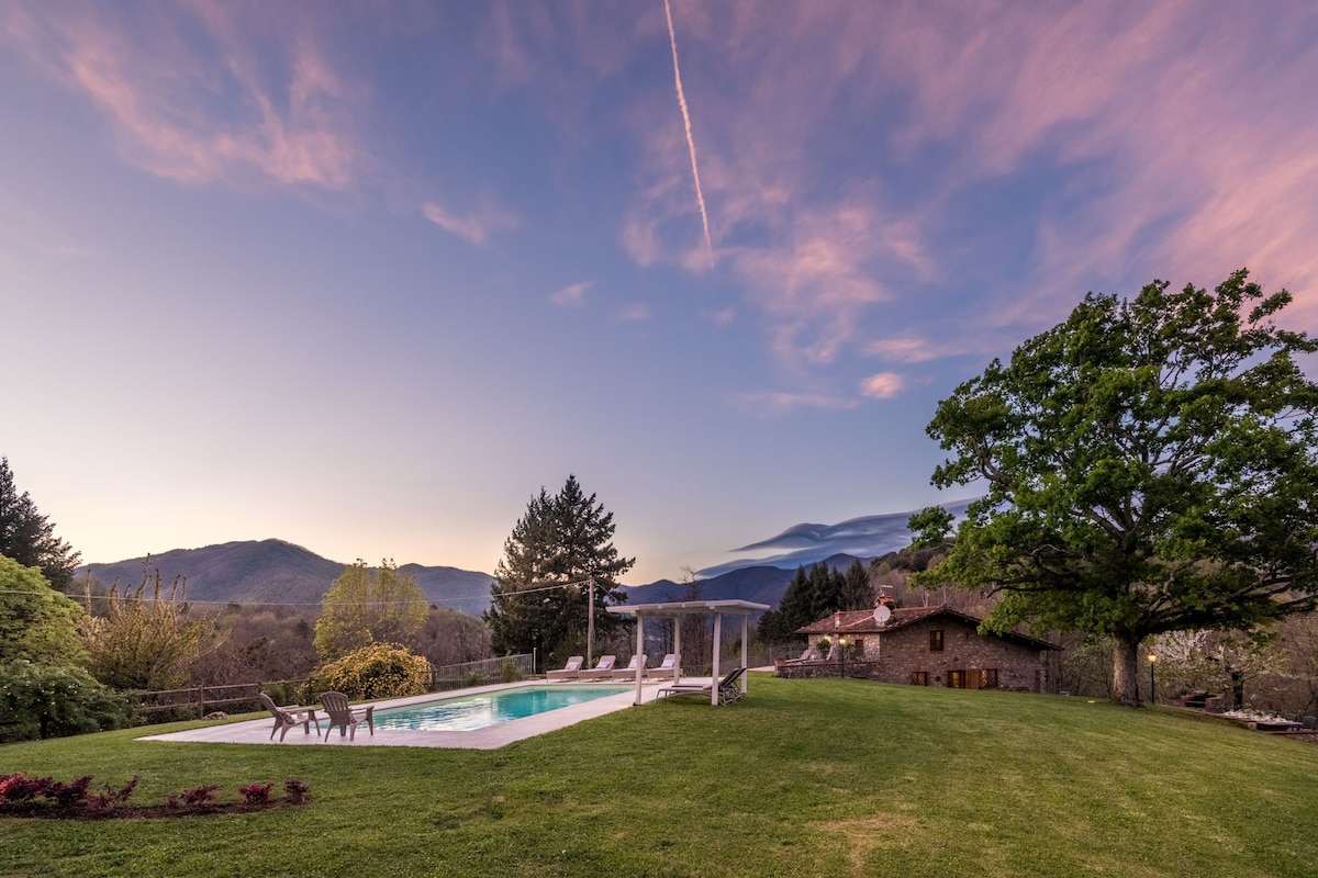 Charming Farmhouse with Private Pool and View in L