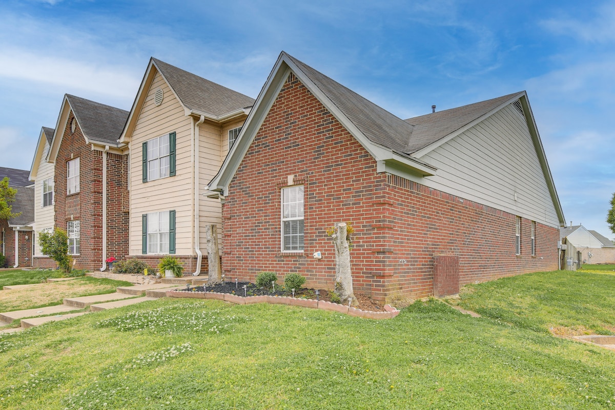 Horn Lake Townhome: 14 Mi to Downtown Memphis!