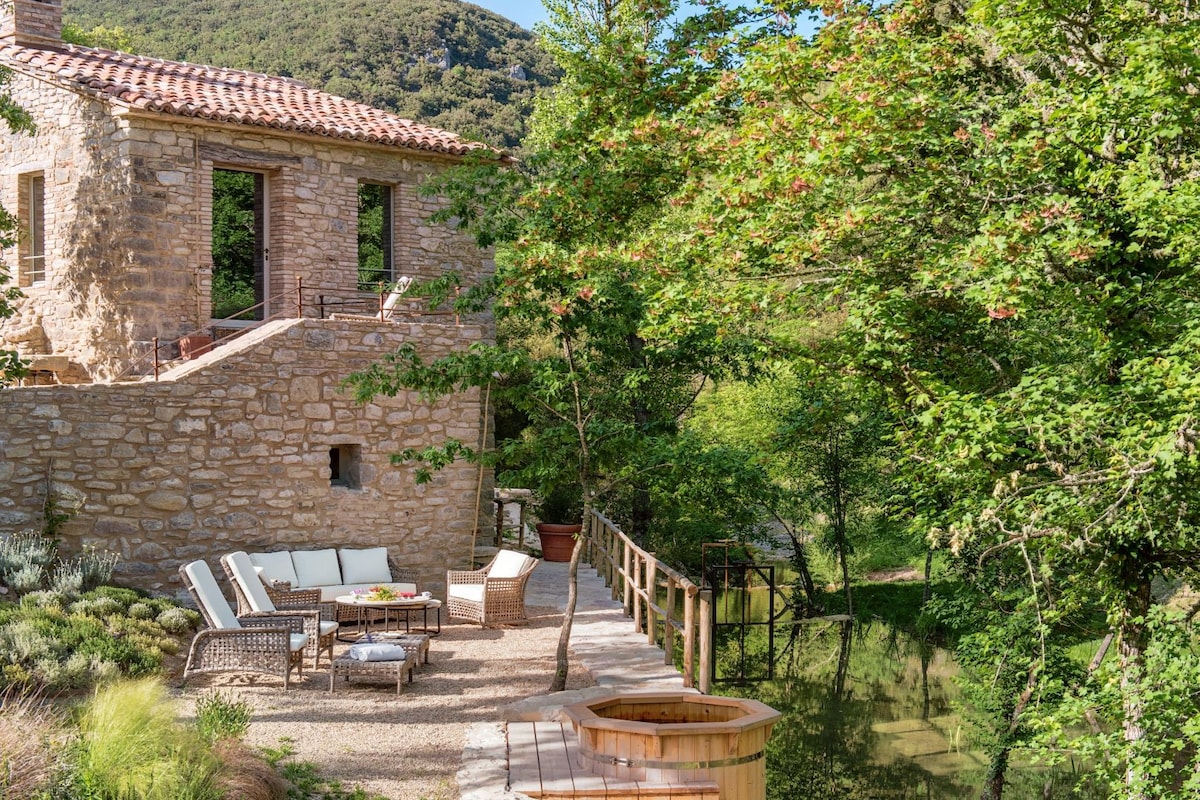 Rustic Villa Molinella with indoor pool in Perugia