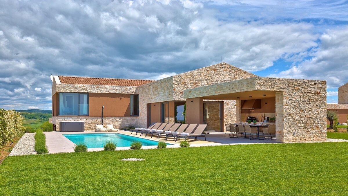Luxury Villa Vigneto heated pool jacuzzi