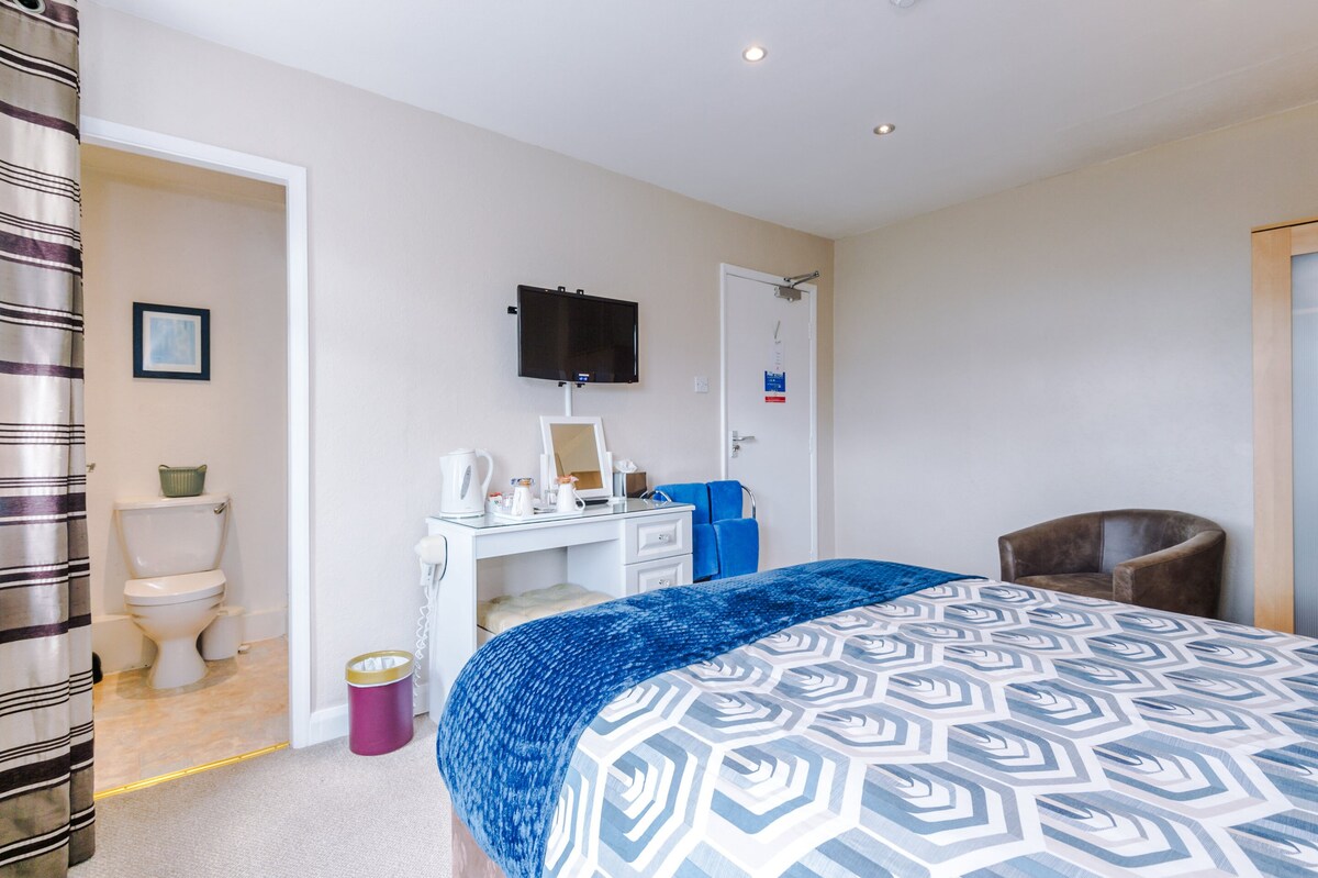 Spacious Double Room with En-Suite