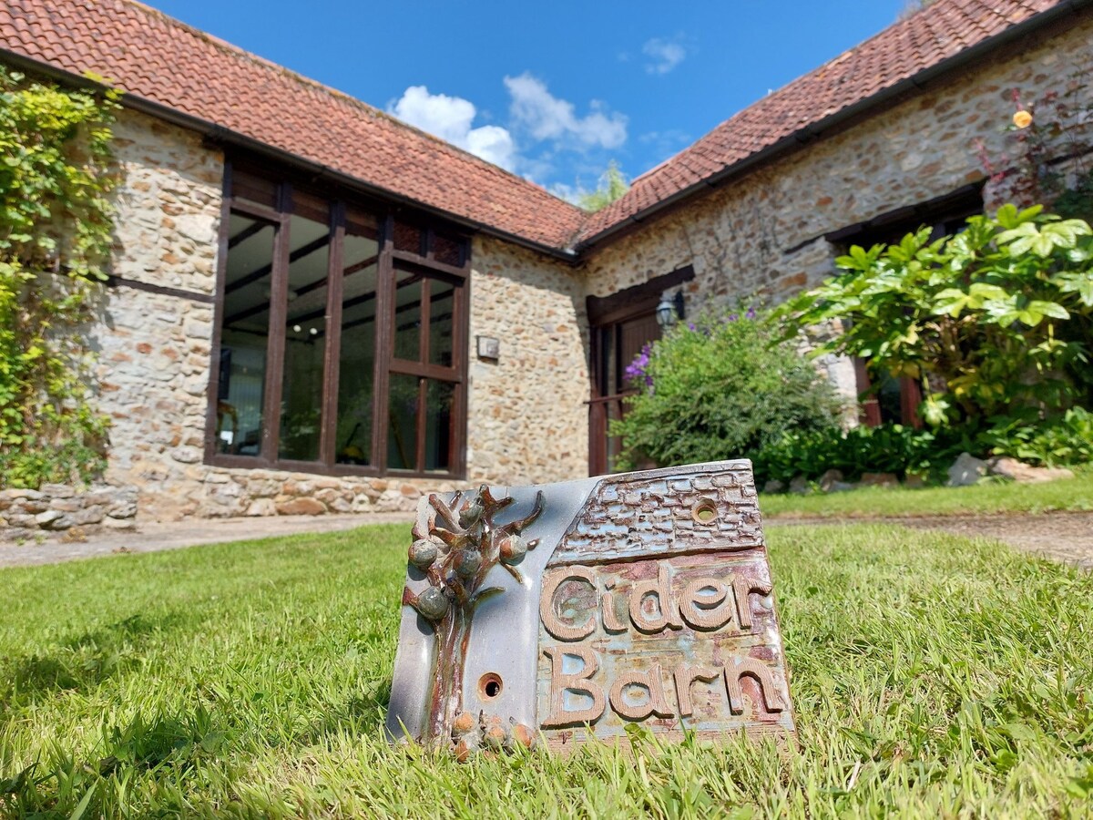 NEW Cider Barn 3 bedroom cottage, pool, games room