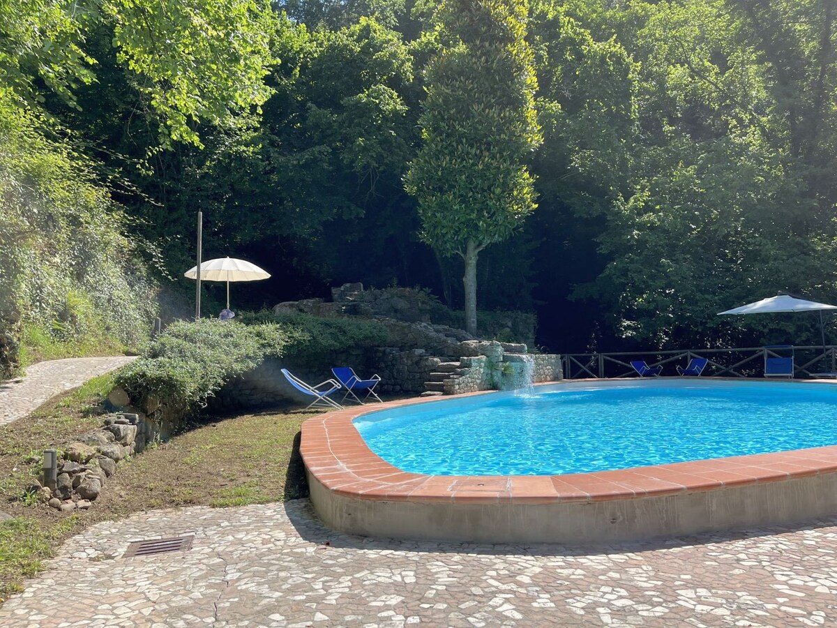 托斯卡纳带泳池的Molin Berletta乡村别墅