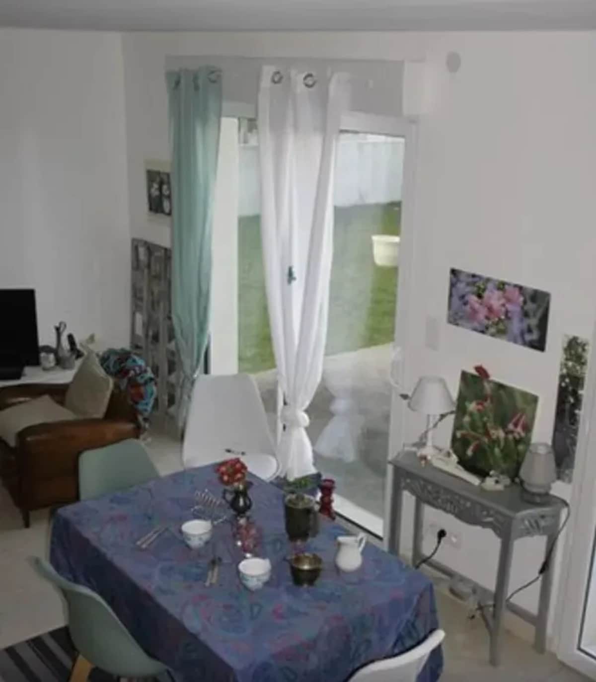 House for 2 ppl. with garden and terrace at Nozay