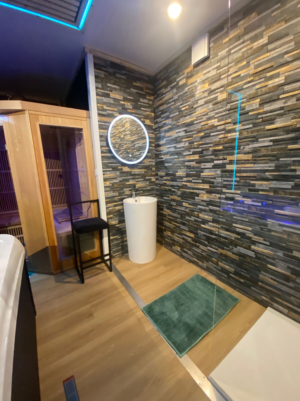 Suite with jacuzzi and sauna