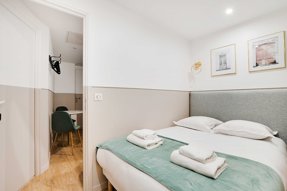 Comfort and Convenience with A/C - Near Montmartre