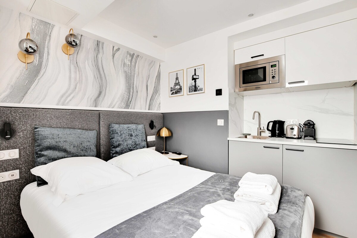 Comfort and Convenience with A/C - Near Montmartre