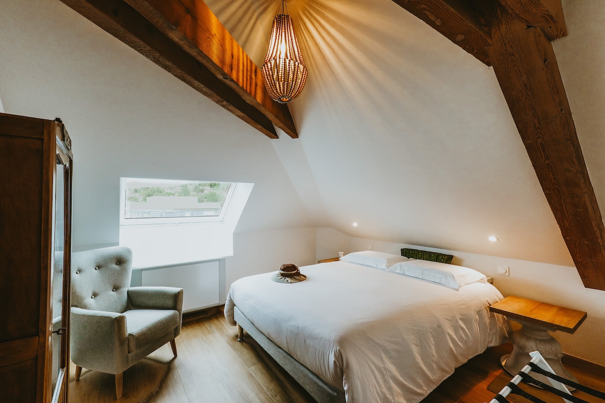 Apartment arranged with exposed beams