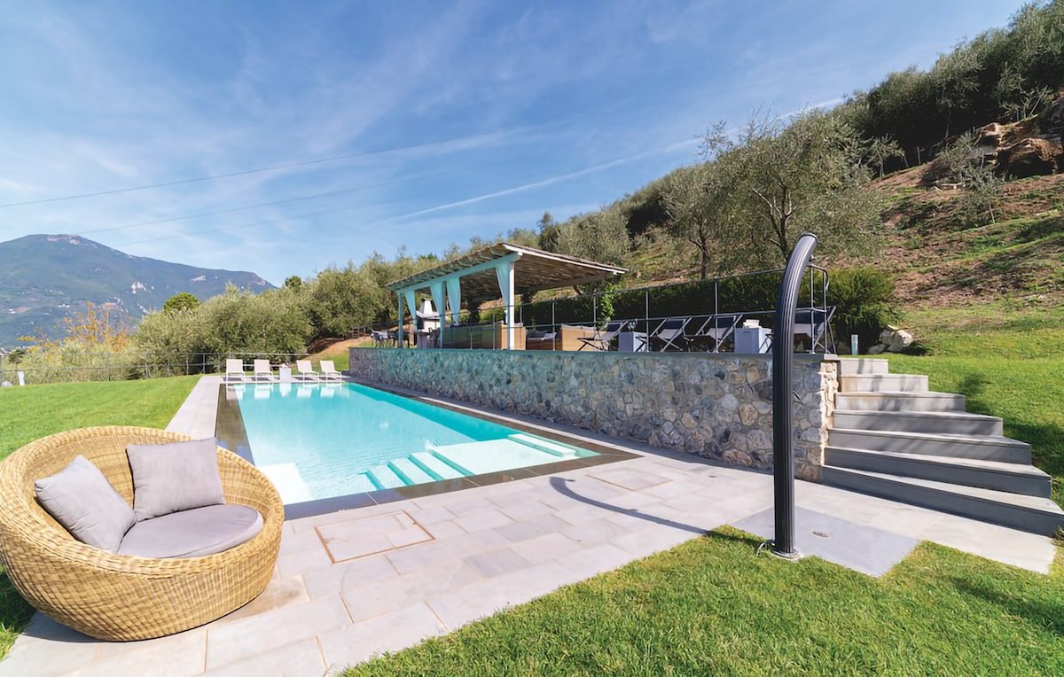 Rustic Villa Marignana with pool in Tuscany