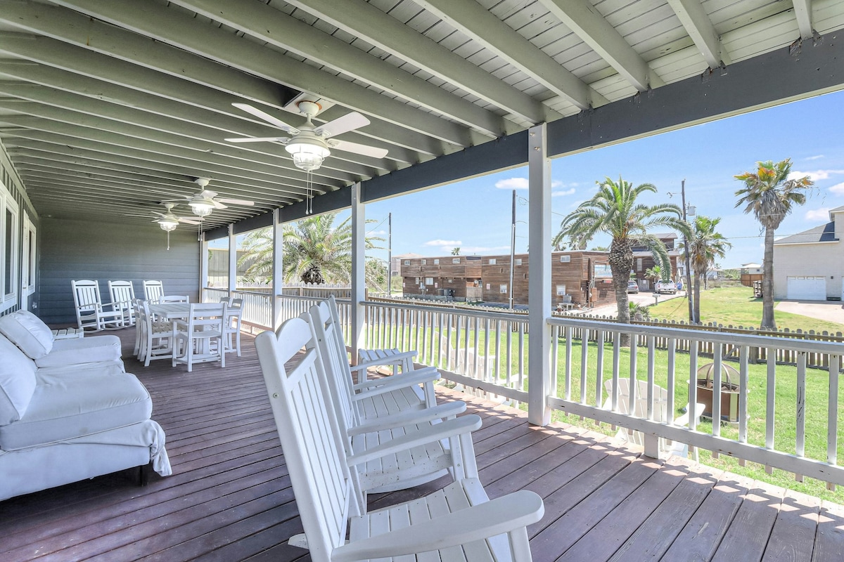 Historical 6BR with rooftop deck & chef's kitchen