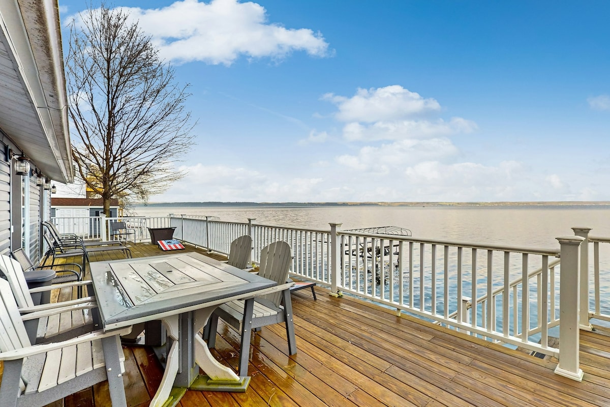 2BR Lakefront home w/dock, grill, kayak, lake view