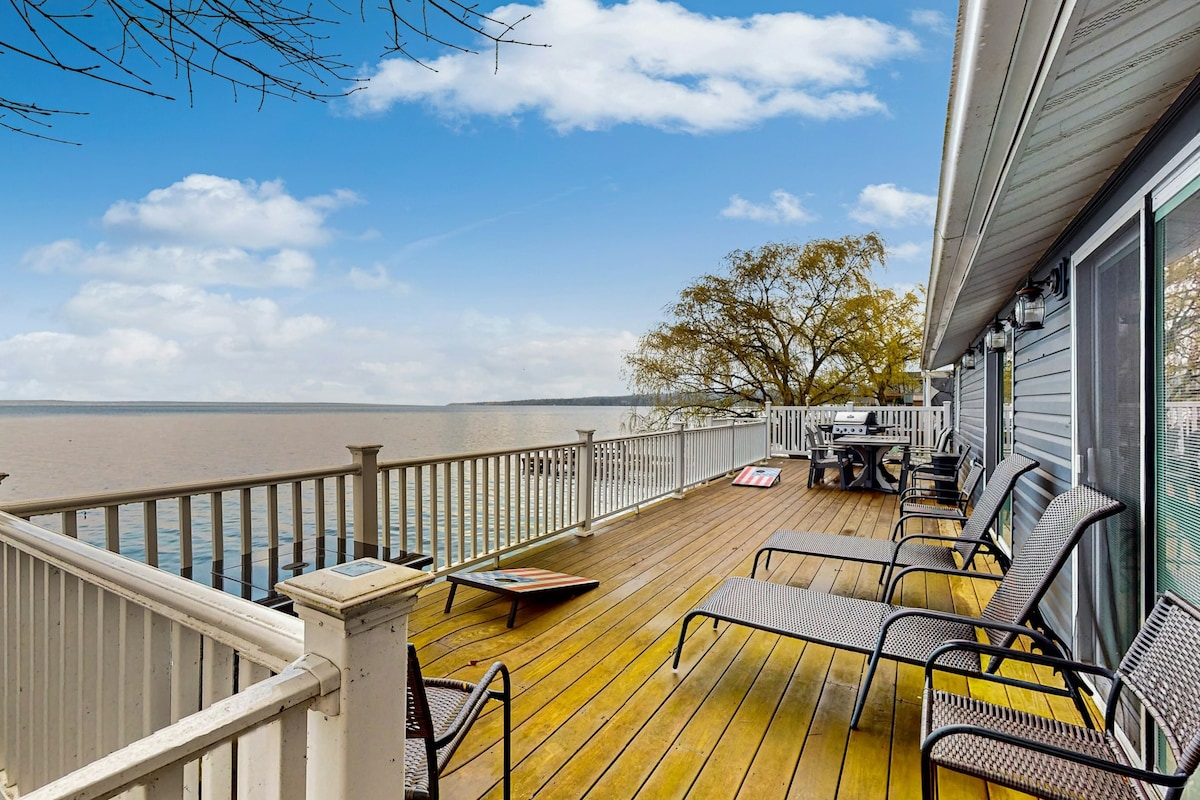 2BR Lakefront home w/dock, grill, kayak, lake view