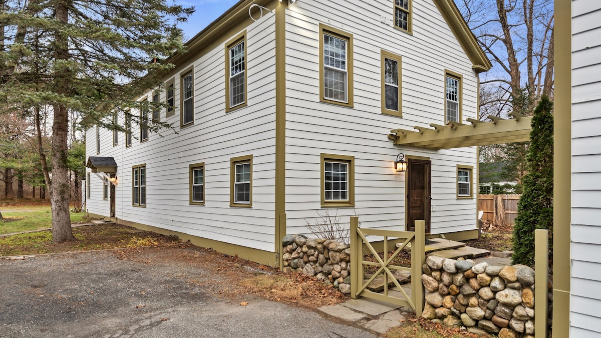Charming 7-BR 1800s Retreat 8-Min to Catamount