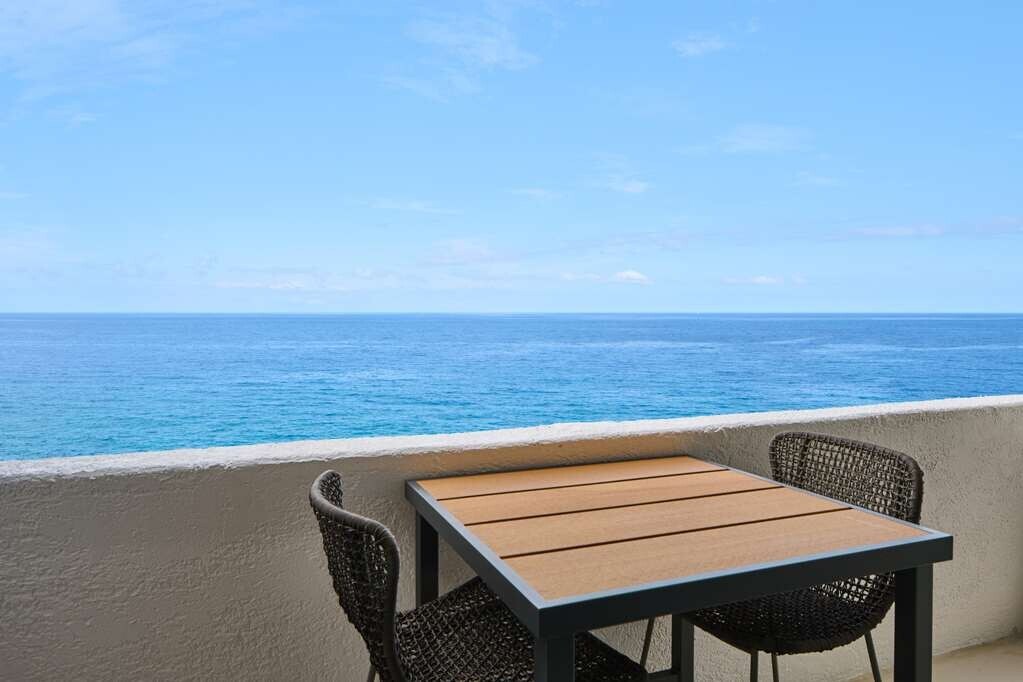 Club Oceanfront Suite 2 DB at Kona Resort and Spa