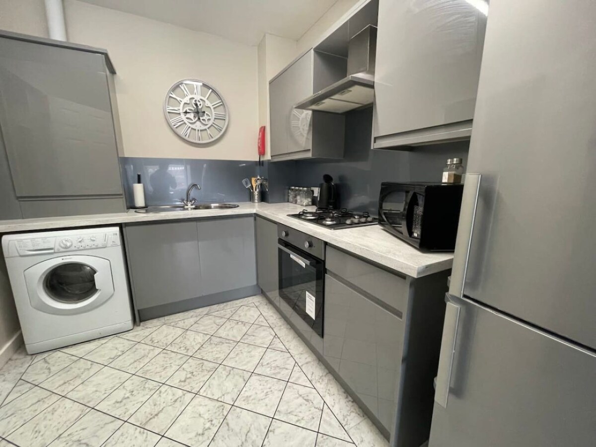 3 Bed Apartment - Free Parking - 15