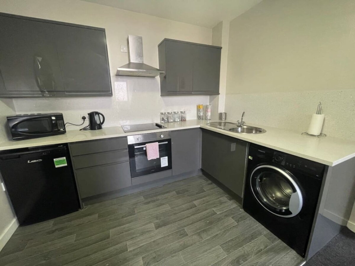 2 Bed Apartment - Free Parking - 16