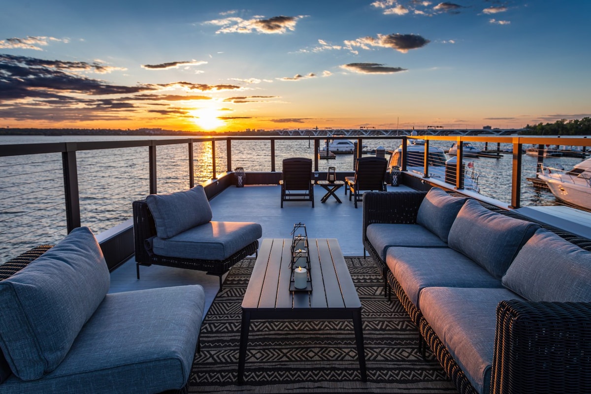 Luxe Houseboat: Majestic Sunsets with 360 Views