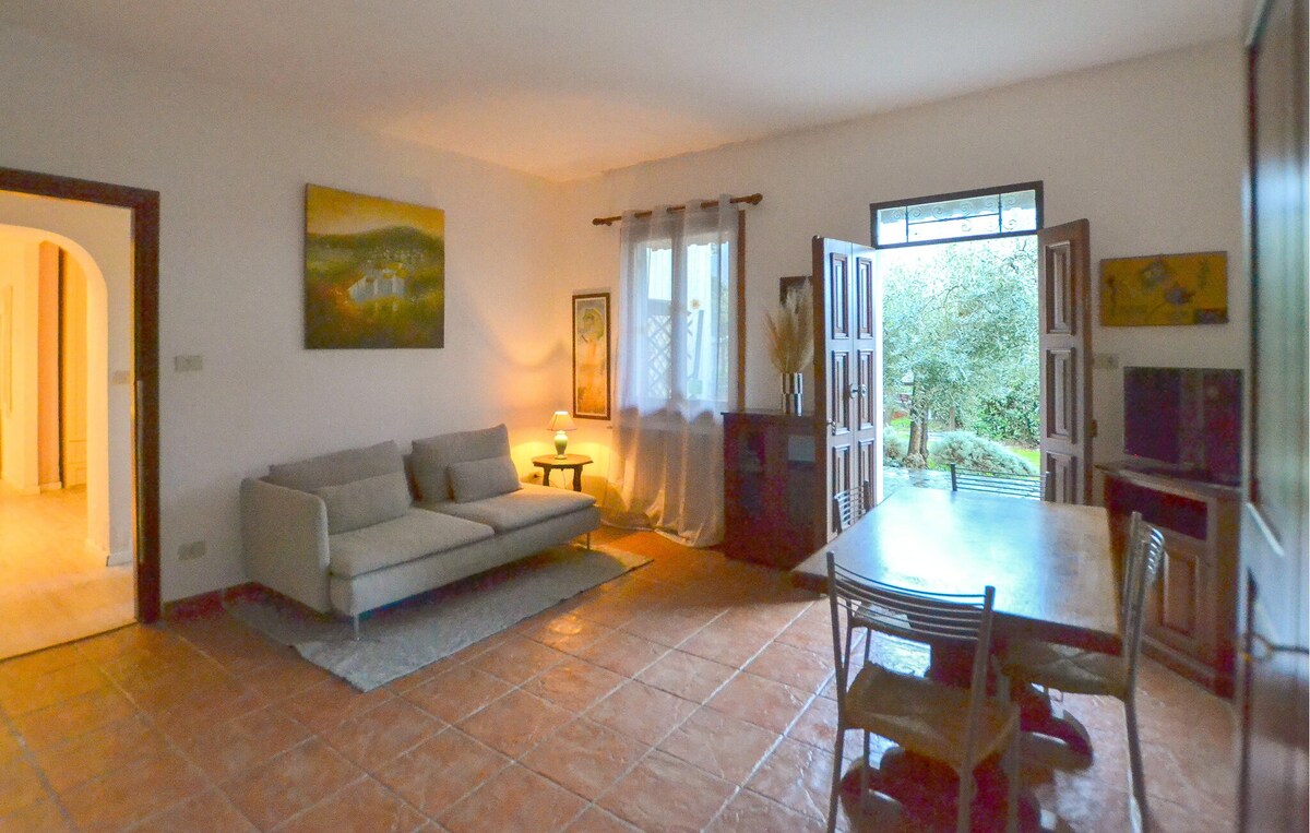 Awesome apartment in Arezzo with kitchen