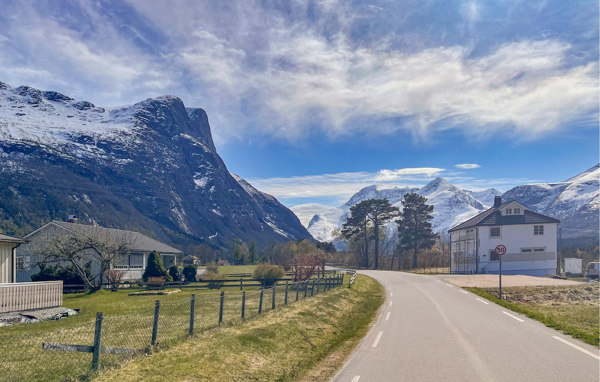 2 bedroom gorgeous apartment in Eresfjord