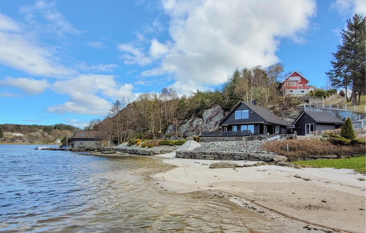 Stunning home in Sveio with kitchen