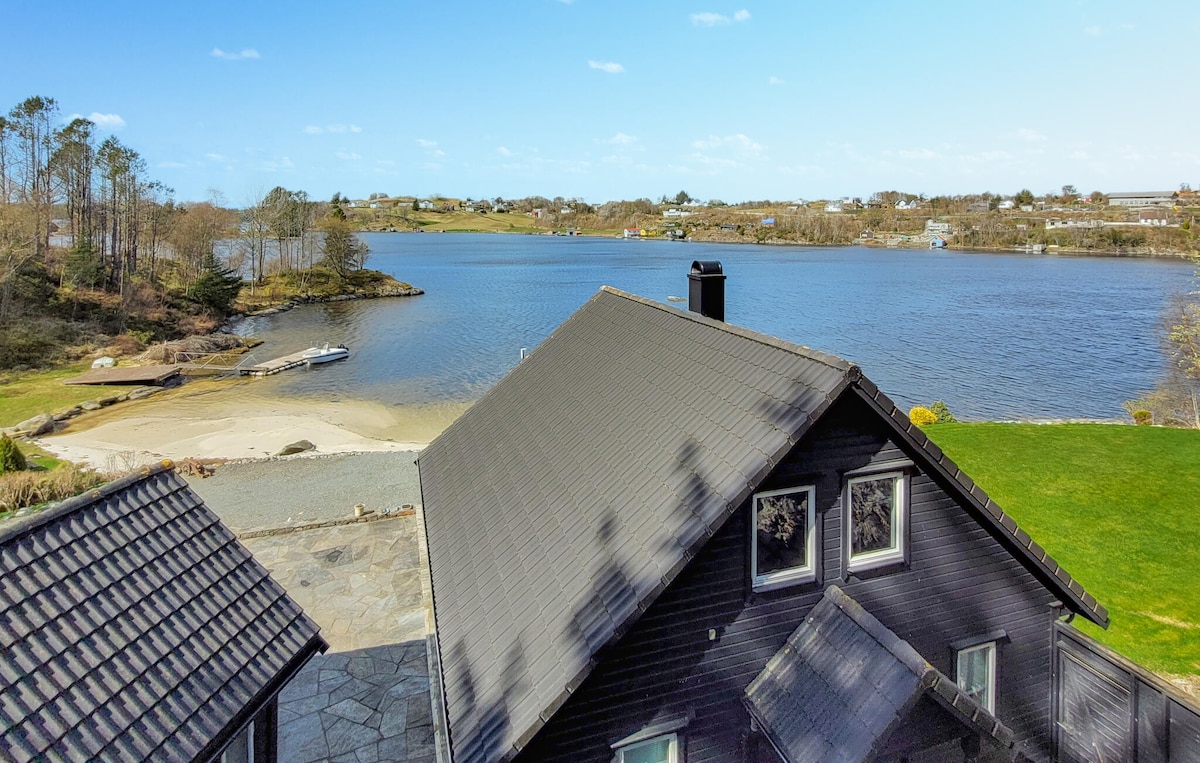 Stunning home in Sveio with kitchen