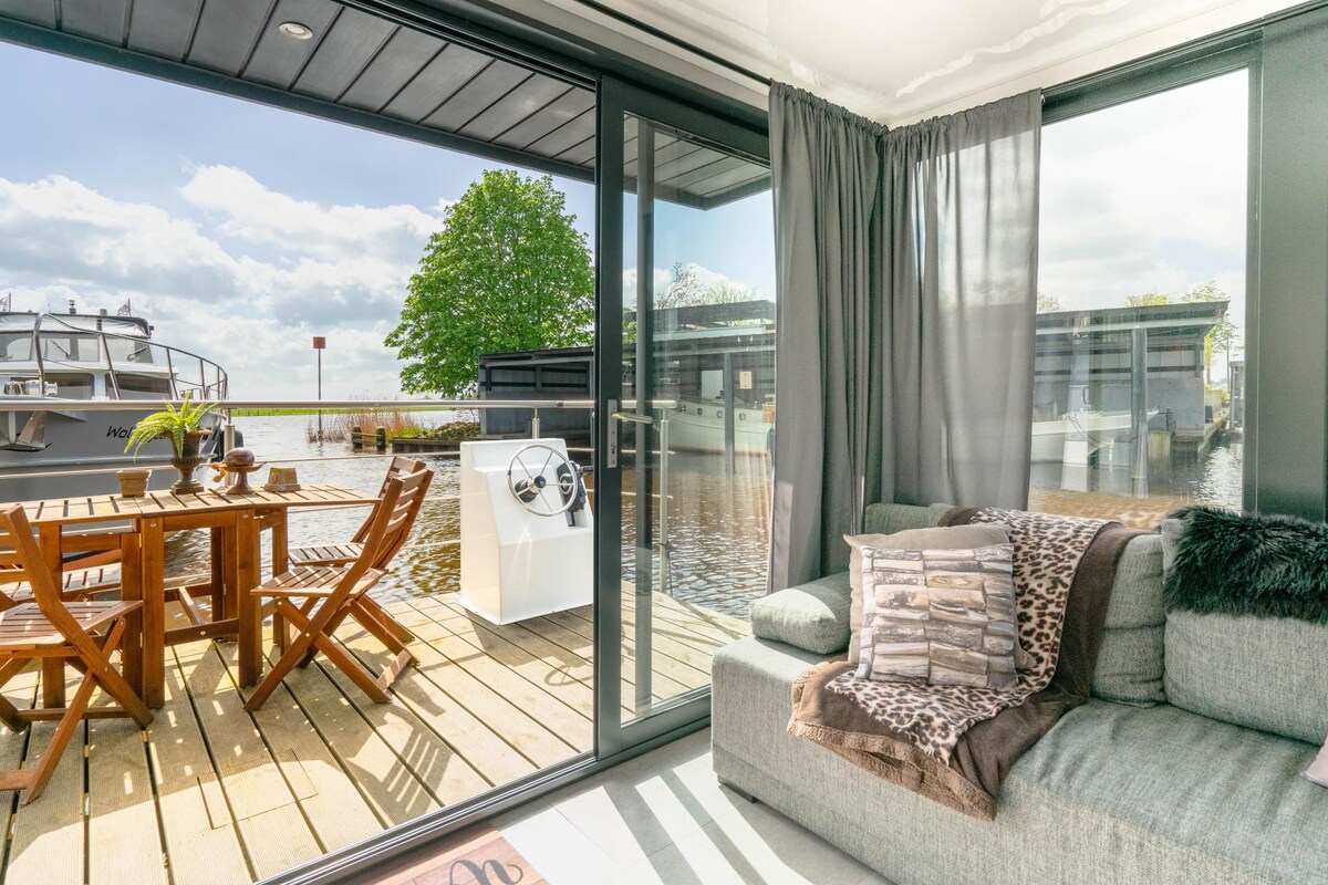 stylish Houseboat 2 bedrooms near Giethoorn