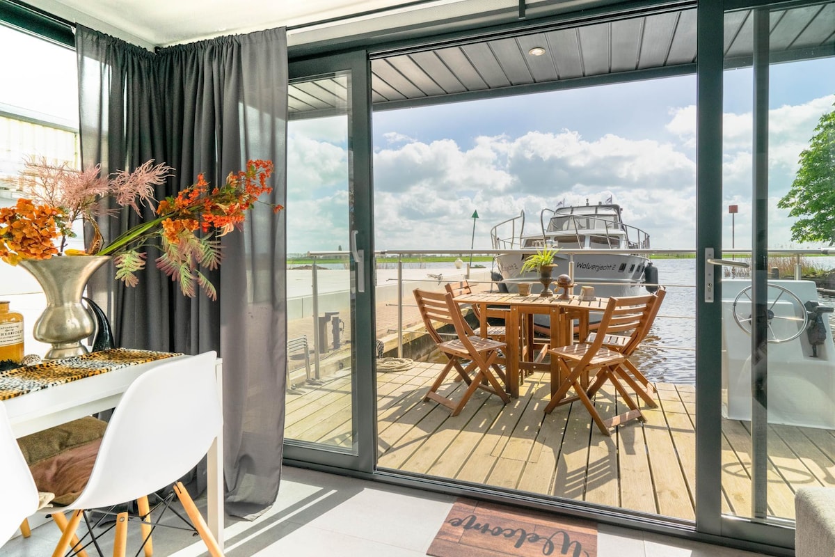 stylish Houseboat 2 bedrooms near Giethoorn