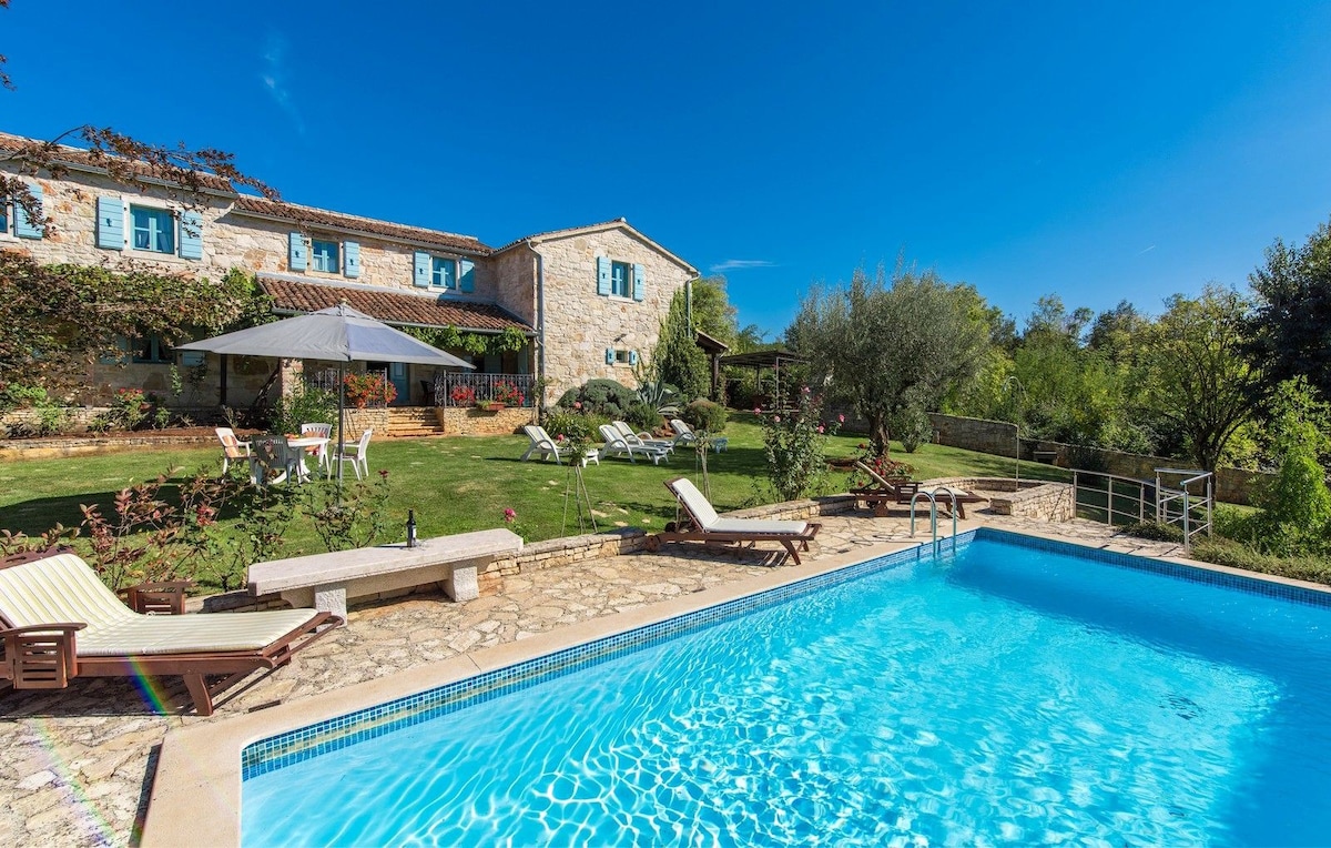 Rustic Villa Giselle with pool in Vizinada