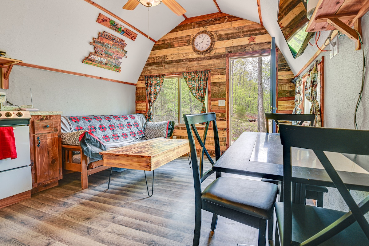 Inviting Des Arc Cabin w/ Fire Pit + Deck!