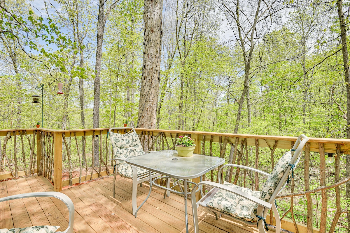 Inviting Des Arc Cabin w/ Fire Pit + Deck!