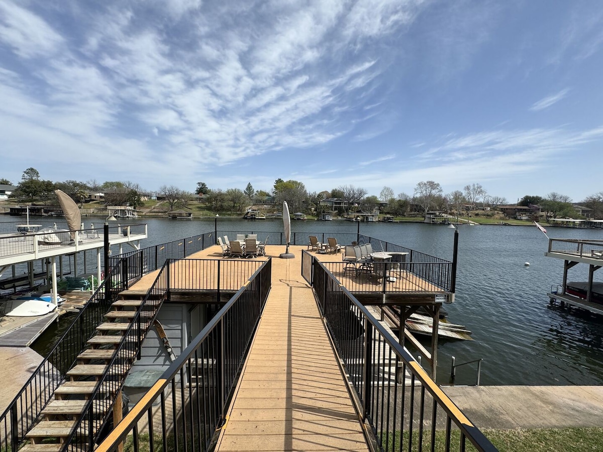 Riverside Waterfront, great family home on LBJ!
