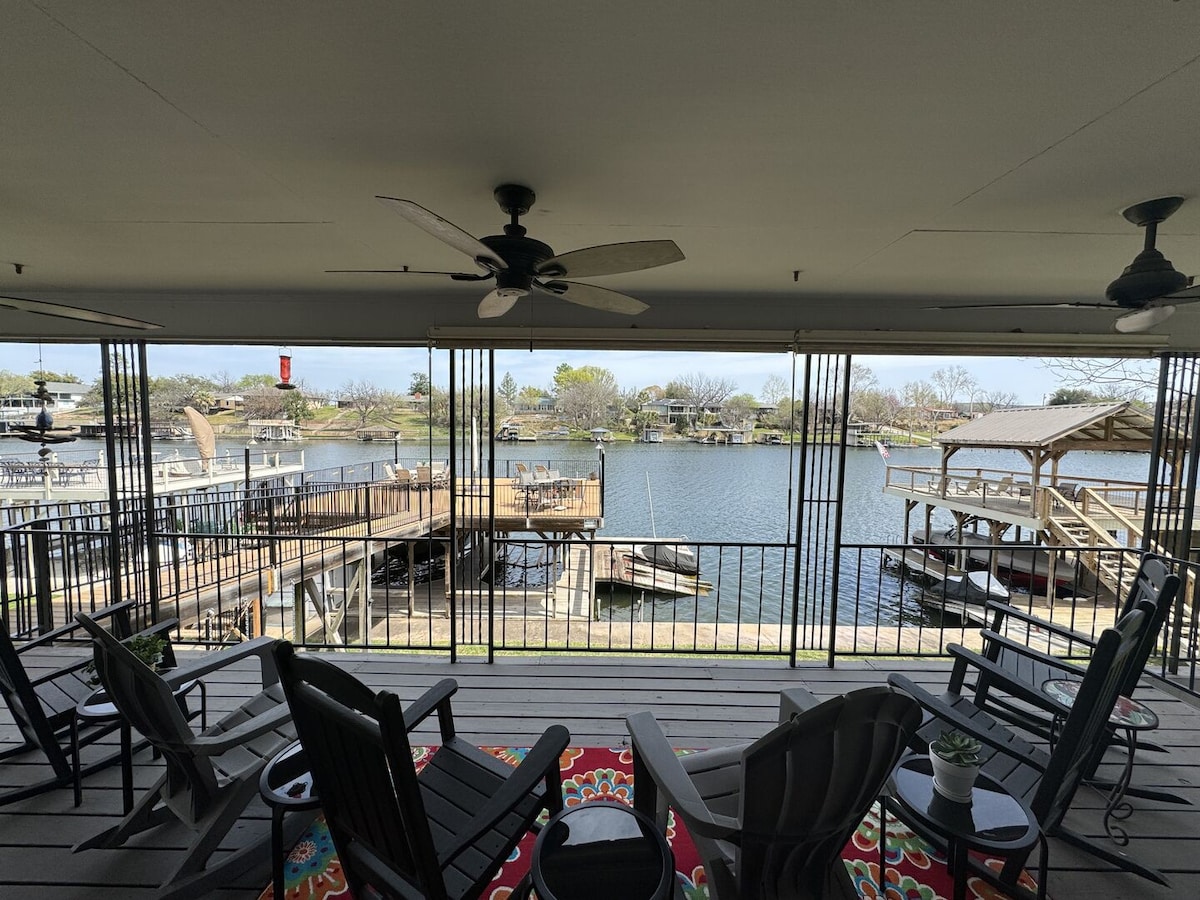 Riverside Waterfront, great family home on LBJ!