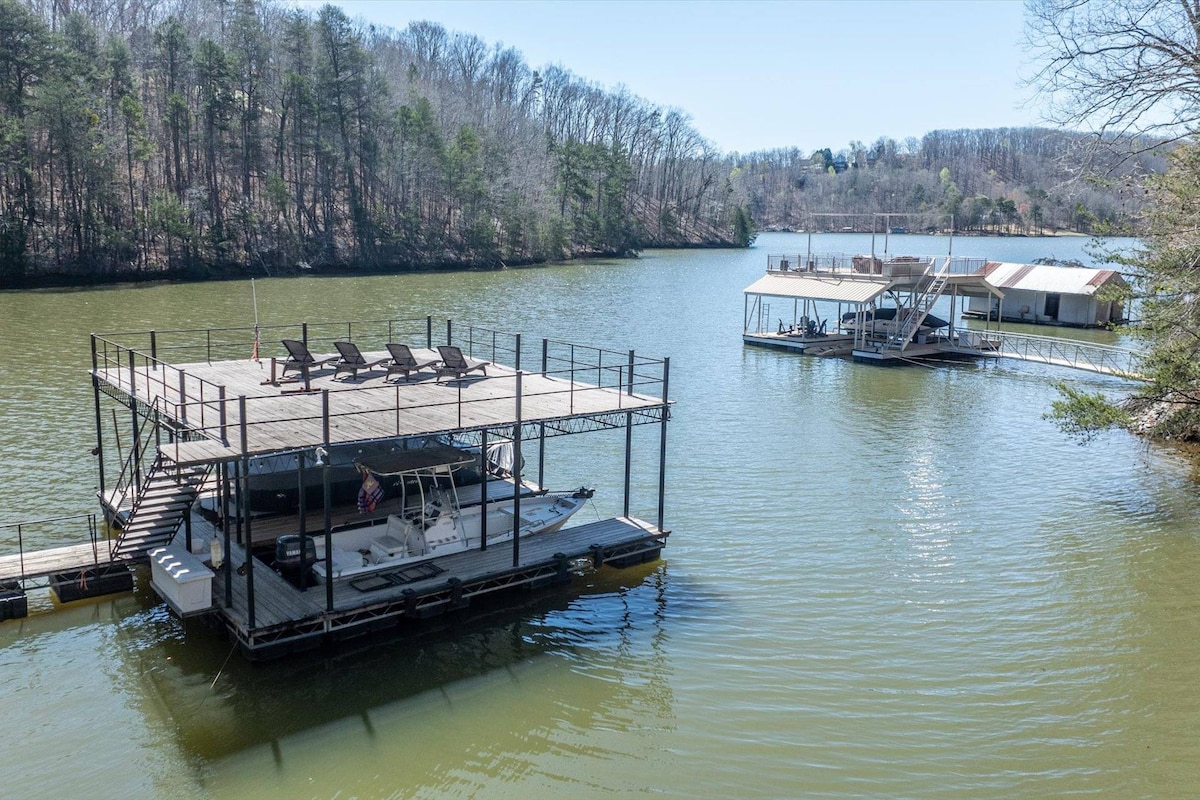 Lakefront |Private Dock |Roomy Home at Lake Lanier