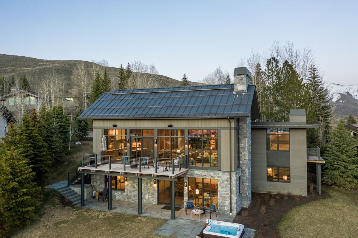 Mountain Home with Private Hot Tub and Fire Pit!