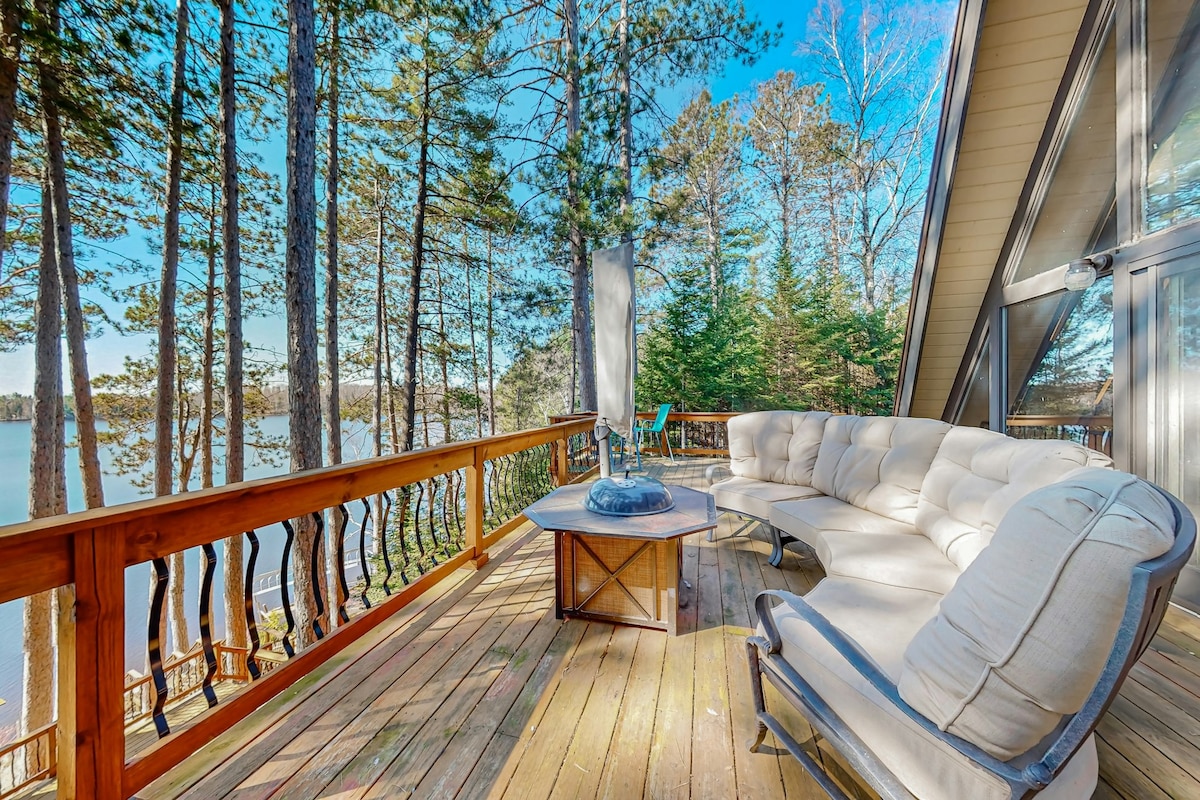 Lakefront 3BR with hot tub, theater room, views