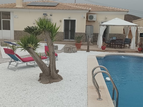 Villa Familiar p/6 con piscina, AC, Wifi y parking