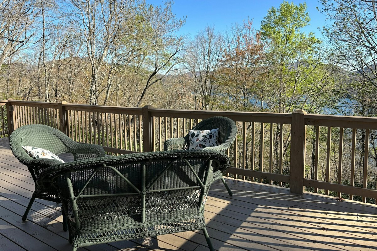 Lake-view 2BR with huge suite & amazing location