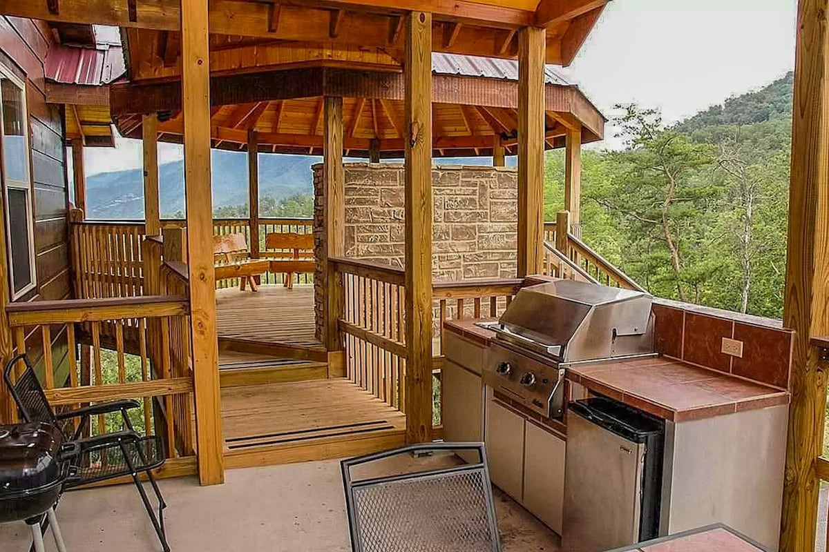 Luxe 6BR with breathtaking views & private hot tub