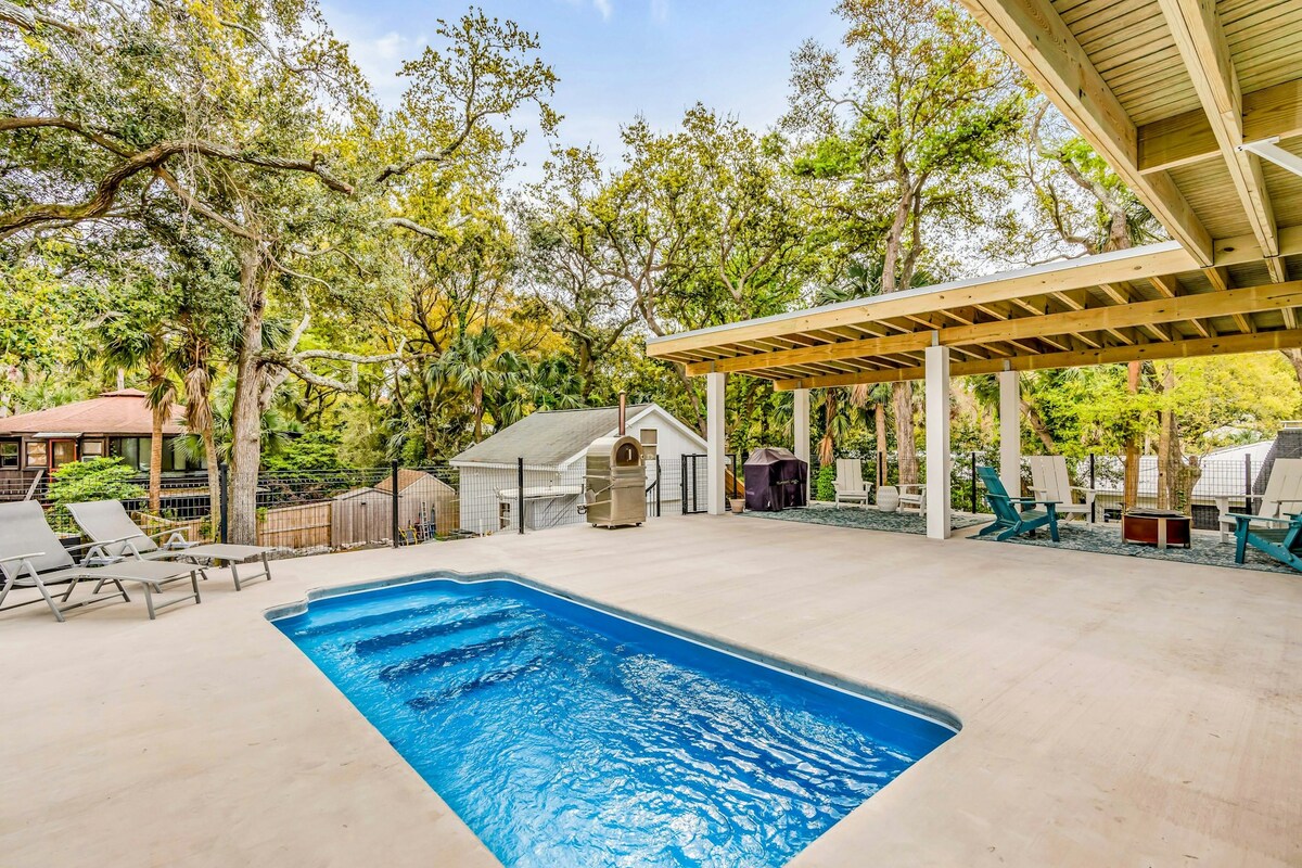 6BR dog friendly home with a private pool