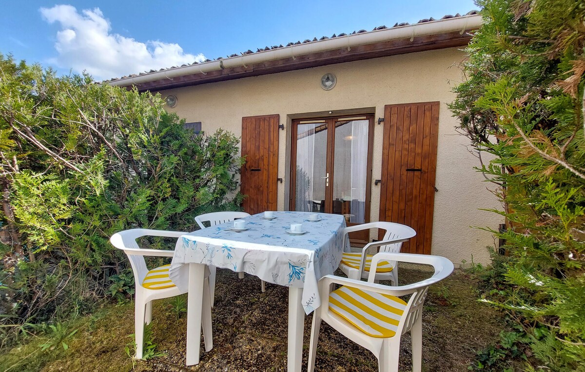 2 bedroom gorgeous home in Les Mathes