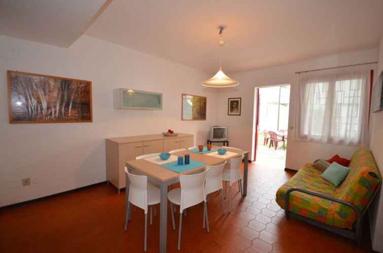 Holiday apartment with air conditioning and terrac